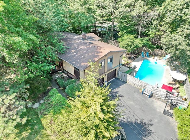 15 Highland Avenue, Chestnut Ridge, NY 10977