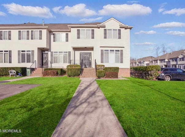 16 Grassmere Street, Lakewood, NJ 08701