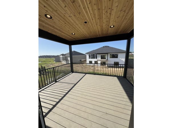 707 Lakeview Ct, Tiffin, IA 52340
