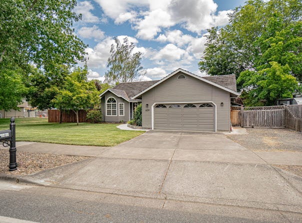 609 Crystal Drive, Eagle Point, OR 97524