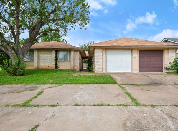 2703 Sunny LN, Taylor, TX 76574