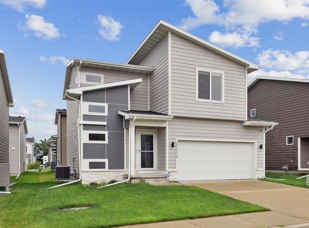 17116 Larkspur Lane, Urbandale, IA 50323