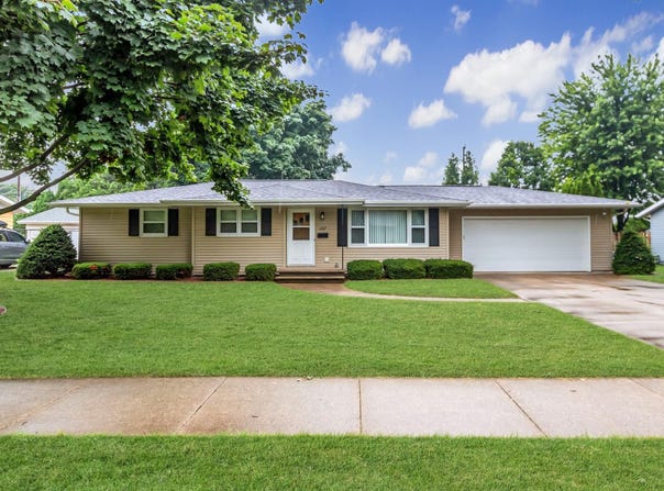 1227 MAPLE Street, NEENAH, WI 54956-4627