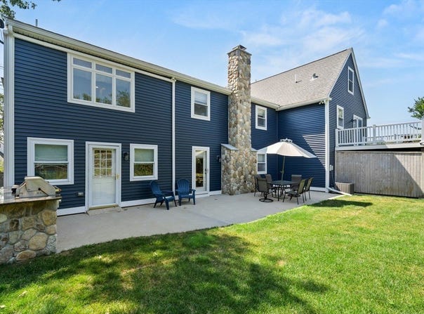 886 Methuen St, Dracut, MA 01826