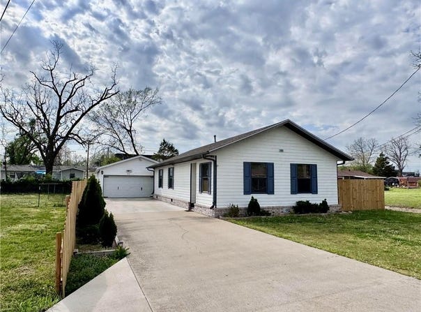 1222  S 4th  ST, Rogers, AR 72756