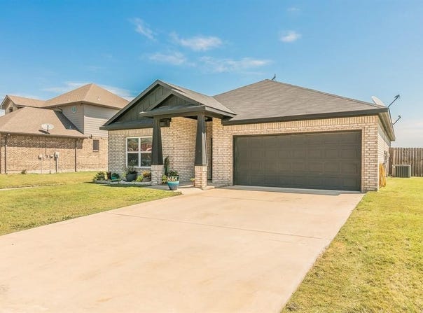 613 Mathew Street, Grandview, TX 76050
