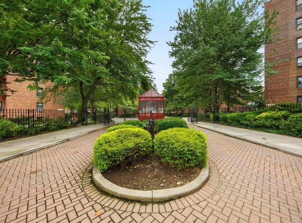 150-25 72nd Road, Flushing, NY 11367