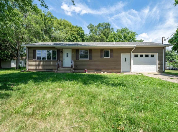 105 E 9TH Street, Delavan, IL 61734