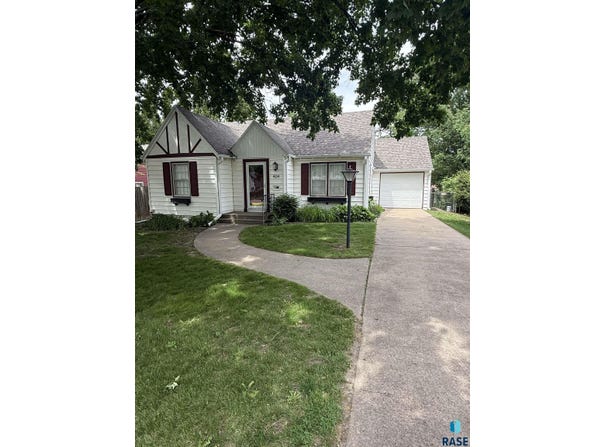 404 E 31st St, Sioux Falls, SD 57105