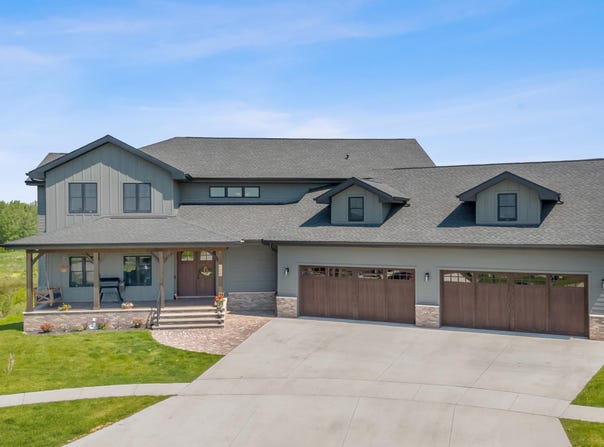 100 Coventry Ct, Clear Lake, IA 50428