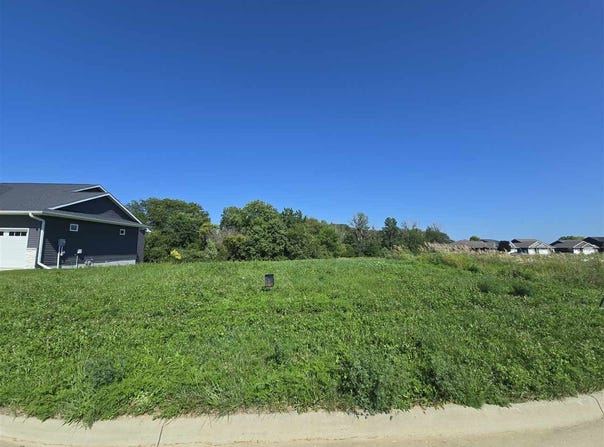 242 Chadwick Ln, IowaCity, IA 52245