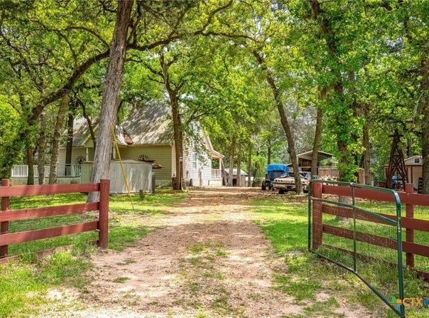 1055 Beech Crest, Columbus, TX 78950