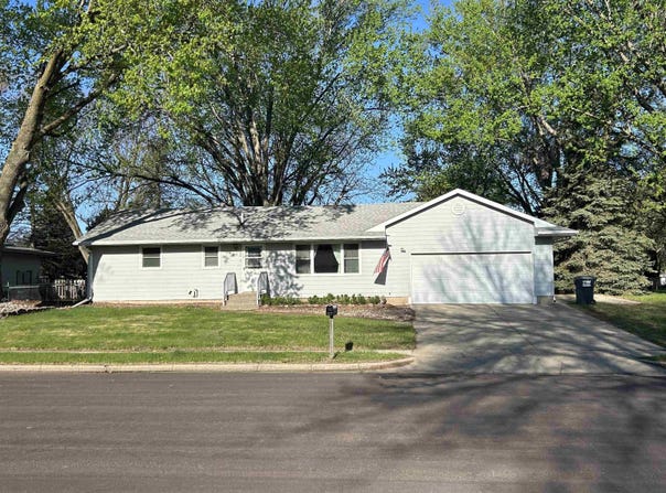 918 James, Vermillion, SD 57069-1012