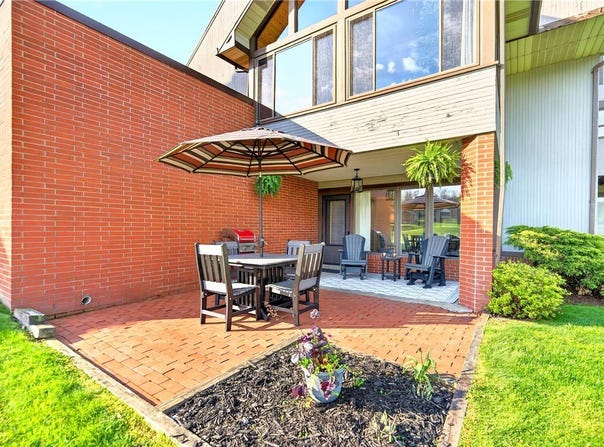 100 Pebble Beach Ct, Beaver, PA 15009