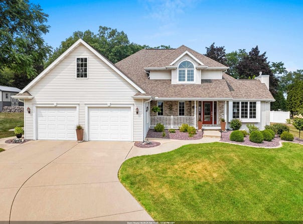 1136 CHAPEL HILL Circle, GREEN BAY, WI 54313-4212