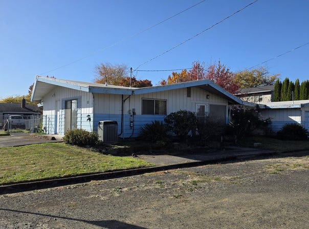 575 N 9TH St, Harrisburg, OR 97446
