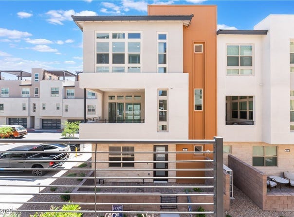 647 Spotted Falcon Street, Las Vegas, NV 89138