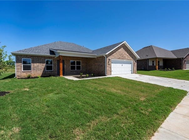 40  W Gilpin  ST, Farmington, AR 72730
