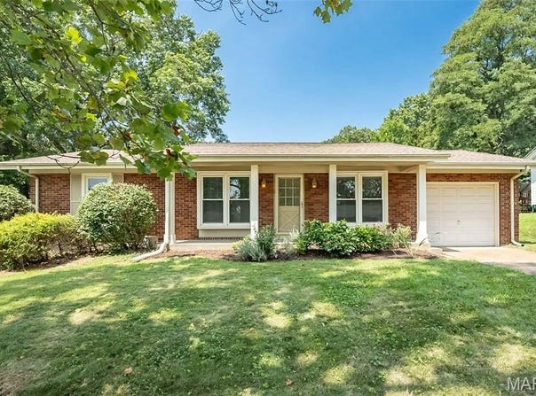 725 La Bonne Parkway, Manchester, MO 63021