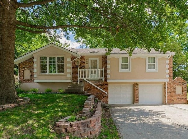 700 NW Canterbury Road, Blue Springs, MO 64015