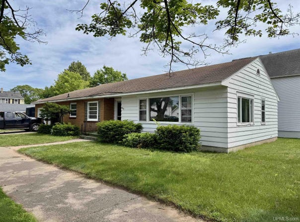1825 S 3rd, Escanaba, MI 49829