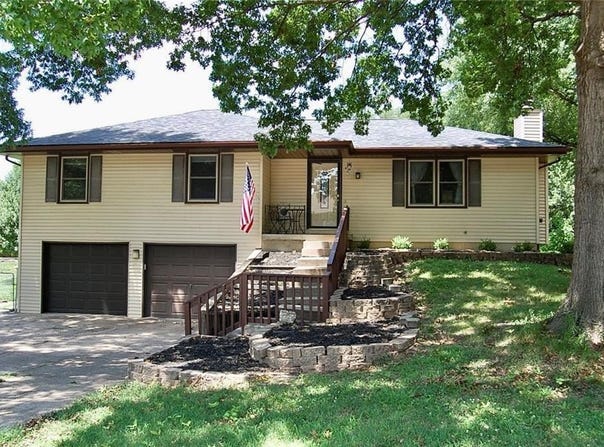 407 Hithergreen Drive, Lansing, KS 66043