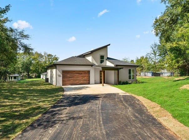 1360 S Brad Circle, Lindale, TX 75771