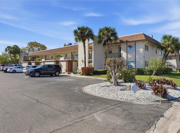 2750 E BAY DRIVE, LARGO, FL 33771