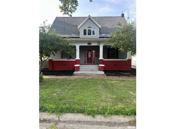 121 E COURT Street, Farmington, IL 61531