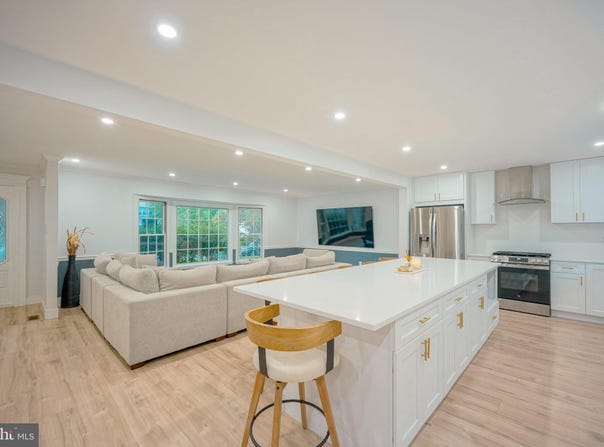 536 PERRY Drive, MOUNT LAUREL, NJ 08054