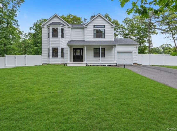 135 Elizabeth Way, Ridge, NY 11961