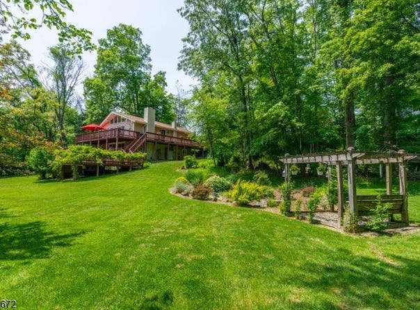 8 Chandoga Dr, Hampton Twp., NJ 07860-6300