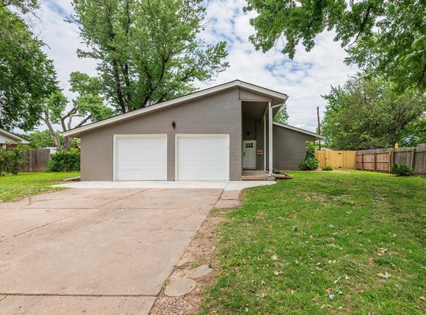 820 N Brownthrush Ln, Wichita, KS 67212