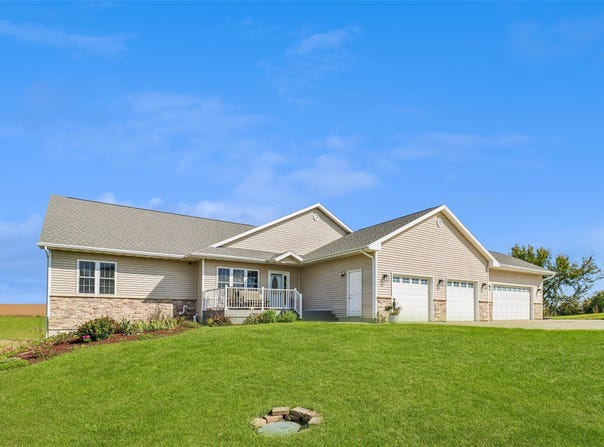 9992 S 112th Avenue W, Prairie City, IA 50228