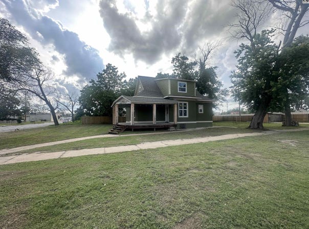 28 E Bigger St, Hutchinson, KS 67501