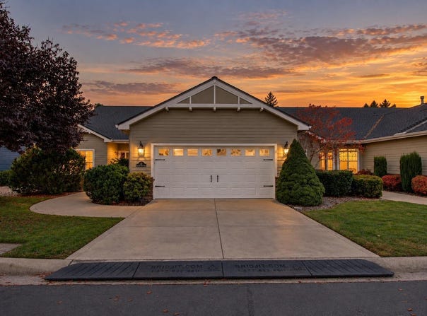 33 Broken Stone Way, Eagle Point, OR 97524