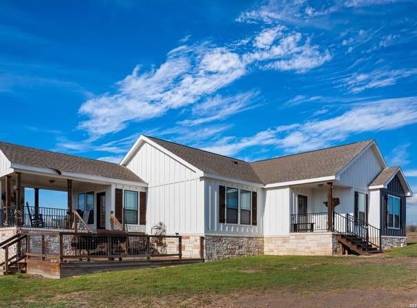 208 WELL PAD RD, George West, TX 78022