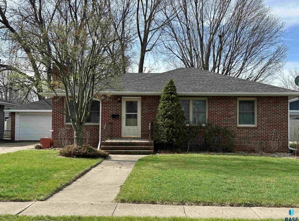 413 W Bishop St, Luverne, MN 56156