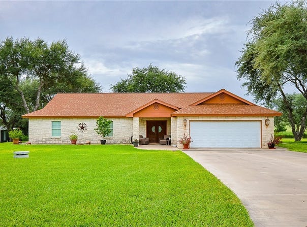 2697 Oak Grove, Beeville, TX 78102