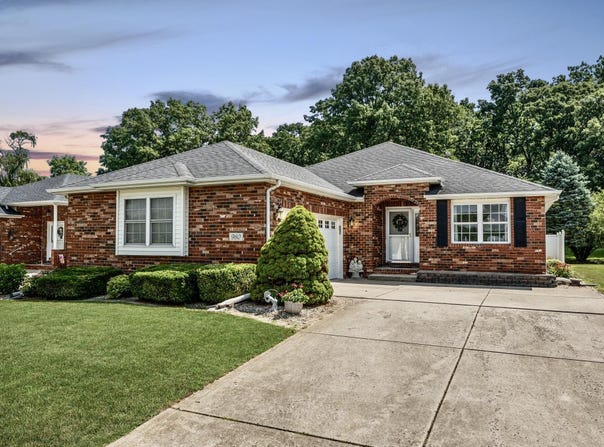 980 Stillwater Pkwy, Crown Point, IN 46307