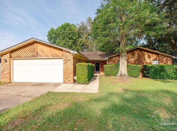 2266 Country Place Cir, Pensacola, FL 32534