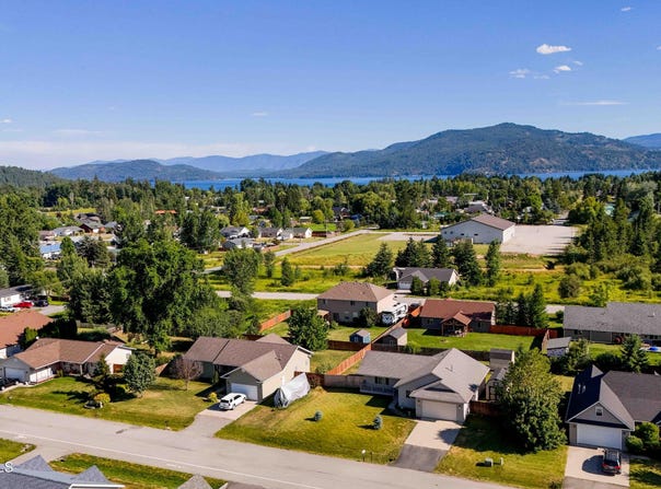 208 Brittany Loop, Sandpoint, ID 83864