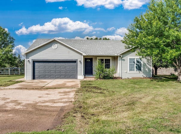 915 N Wheatland Dr, Buhler, KS 67522
