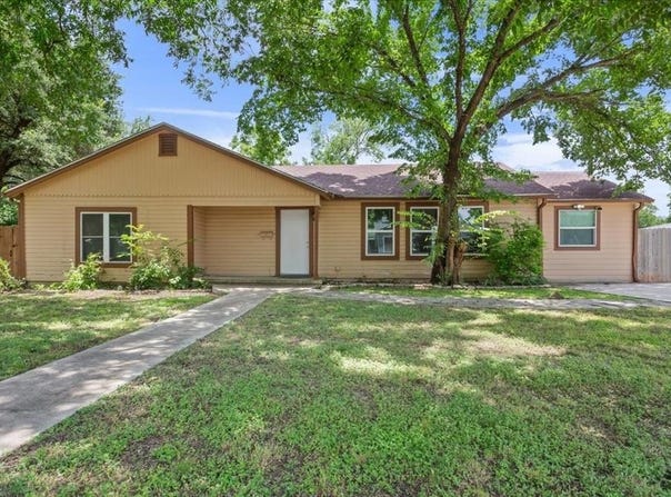 102 E Southland Avenue, Marlin, TX 76661