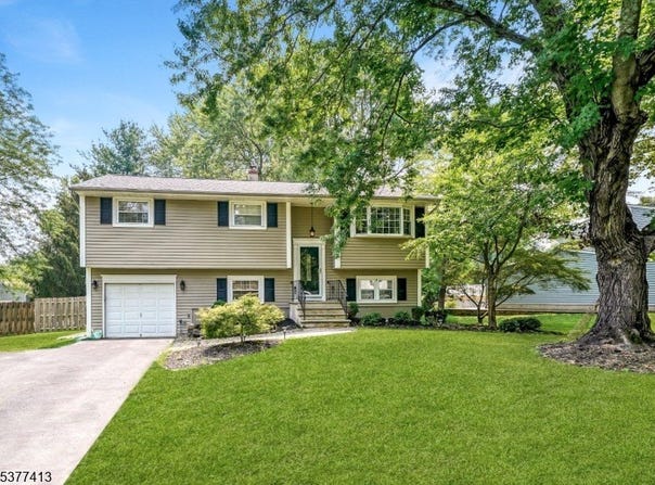 10 Grandin Dr, Raritan Twp., NJ 08822-4638