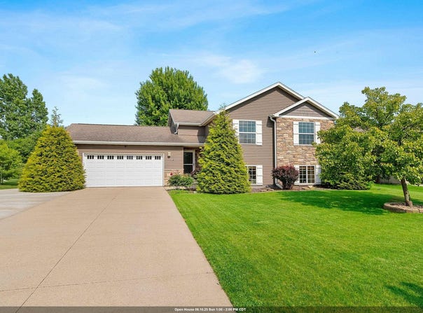 2341 LACEWING Drive, NEENAH, WI 54956