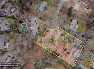 Dennis Rd, Longmeadow, MA 01106