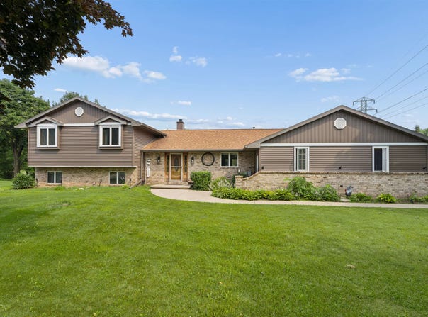 926 MILLBROOK Drive, NEENAH, WI 54956