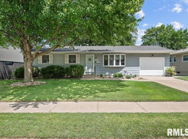 2236 W COLUMBIA Avenue, Davenport, IA 52804