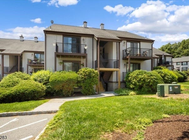 7124 Dell Pl, Stanhope Boro, NJ 07874-2799